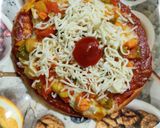 A picture of step 4 of Veg. Pizza.