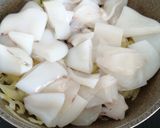 Foto del paso 4 de la receta: Calamaritos en salsa con cebolla