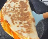 Foto langkah ke 3 dari resep Tortilla Egg Sandwich.