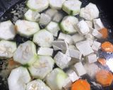 Foto langkah ke 3 dari resep Sop Oyong Bihun Wortel Tahu dan Telur.