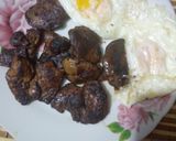 Foto del paso 4 de la receta: Hígado de pollo dorado con huevos