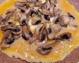 Foto del paso 3 de la receta: Tortilla con champiñones, langostinos y queso