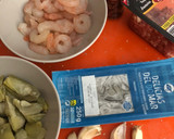 Foto del paso 1 de la receta: Alcachofas con gulas, gambas y jamón