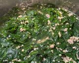Hình bước làm 1 của món Cơm nhà với cá chẽm kho gừng, thăn bò xào su su ngô bao tử, canh rau ngót thịt băm, đào tươi