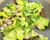 Gambar langkah 3 resipi 👩‍🍳Salad Romaine Tumis Garlic.
