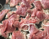 Foto del paso 3 de la receta: Carne de res con salsa roja y papas