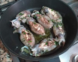 Foto del paso 4 de la receta: Chocos torrados a la plancha con fondo de lechuga y cebolletas