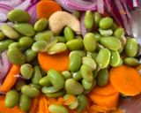 Foto del paso 5 de la receta: Ensalada primaveral de edamames, zanahoria rallada y cebolla morada 🥗 💚 🧡 💜