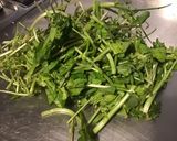 Une image de l'étape 1 de Tartinade de cresson à l'ail, oignon et épices (recette anti gaspi).