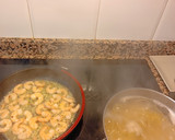 Foto del paso 3 de la receta: Espaguetis con langostinos al ajillo