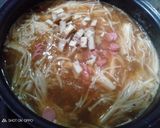 Foto langkah ke 5 dari resep Jamur enoki pedas simpel.