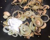 Foto langkah ke 4 dari resep Chicken Stroganoff.