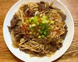 蒜味洋蔥牛肉炒麵的食譜步驟5照片