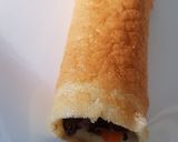 A picture of step 6 of Rollgoll with strawberry custard.