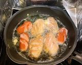 รูปขั้นตอนการทำที่ 1 ของ ไก่คลุกซอสแดง style by barbie👩🏼🍳