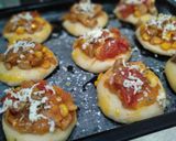Foto langkah ke 4 dari resep Mini Tuna Corn Pizza.
