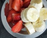 स्ट्रॉबेरी बनाना स्मूधी (Strawberry Banana Smoothie Recipe In Marathi) रेसिपी स्टेप 2 फोटो 