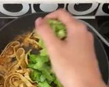 Foto langkah ke 2 dari resep Green Fettuccine Bolognese.