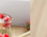 Foto langkah ke 1 dari resep Saffron Strawberry Chia Seed Pudding.
