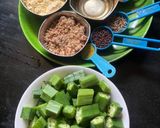 A picture of step 1 of Bhindi Besan Peanut sabji testy.