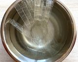 A picture of step 1 of Shrimp rose glass noodles.