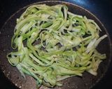 Foto del paso 1 de la receta Sobres rellenos con tallarines de calabacín al roquefort