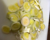 Foto del paso 1 de la receta: Crema de calabacín y puerro con crujiente de jamón