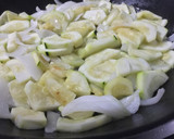 Foto del paso 1 de la receta: Revuelto de calabacín y cebolla con tomate seco y ajedrea