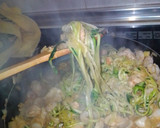 Foto del paso 5 de la receta: Espaguetis de calabacín rehogado en salsa de soja