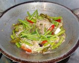 Foto langkah ke 4 dari resep Tumis buncis jamur enoki.