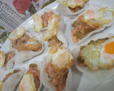 Foto del paso 5 de la receta: Tartar de salmón sobre pan de gamba con huevo de codorniz