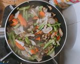 Hình bước làm 3 của món Nấm hương xào thập cẩm