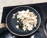 A picture of step 2 of Pasta with blue cheese, spinach and mushrooms.