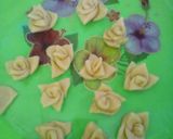 Foto langkah ke 3 dari resep Kue bunga crispi.