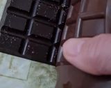 Foto del paso 9 de la receta: Chocolate 90 % cacao, sin termómetro, como lo hacían las abuelas 🍫 Templado a la vieja usanza ♥
