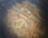 Foto del paso 2 de la receta: Pollo con fideos a la crema y verdeo