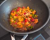 Foto del paso 4 de la receta Stir fry de gambas y espárragos al wok con miso picante