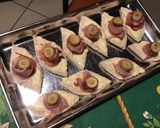 Une image de l'étape 4 de Canapés apéritif « yeux » au jambon cru,olives,anchois et tomate.