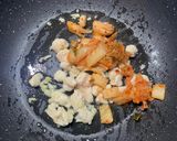Foto langkah ke 3 dari resep Kimchi Bokkeumbap (Nasi goreng kimchi).