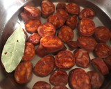 Foto del paso 2 de la receta: Chorizo al vino con patatas fritas