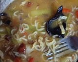 Foto langkah ke 6 dari resep Mie Kuah Sayur.