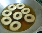 Foto langkah ke 5 dari resep Donat Kampung Gula Putih Ekonomis.
