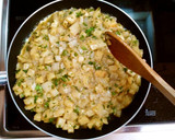Foto del paso 10 de la receta: Tortilla de papas con cebolla y perejil