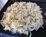 Une image de l'étape 7 de Nouilles japonaises sautées aux champignons, courgettes et épices.
