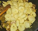 Foto del paso 5 de la receta Raviolis fresco de carne en salsa de puerro, champiñones y huevo de codorniz