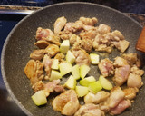 Foto del paso 3 de la receta: Pollo con garbanzos al curry
