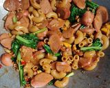 Foto langkah ke 6 dari resep Tumis Makaroni Sosis.