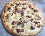 Une image de l'étape 5 de Pizza aux asperges /saucisson à l’ail et crème.
