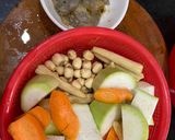 Hình bước làm 1 của món Canh tôm tươi hạt sen bắp non carrot bí đao