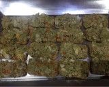 Foto del paso 4 de la receta: Tosta de guacamole de aguacate, surimi, bonito en escabeche blanco y huevo duro